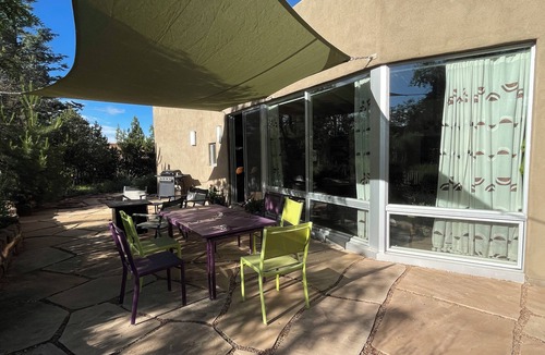 South Capitol House | Contemporary Adobe centrally located in walking distance to everything