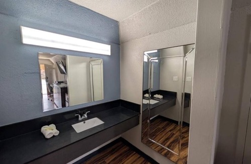 Cartersville Hotel | Convenient 4-Room Lodging in Prime Location