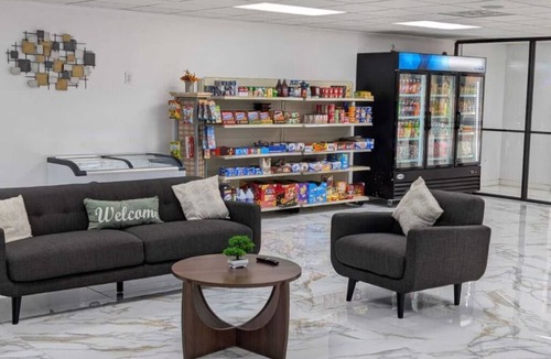 Cartersville Hotel | Convenient Stay by Manning Lake – Pets Welcome