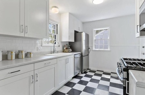 St. Louis Park House | Convenient to lakes, bike trails, parks. Dog-friendly. Fenced Yard.