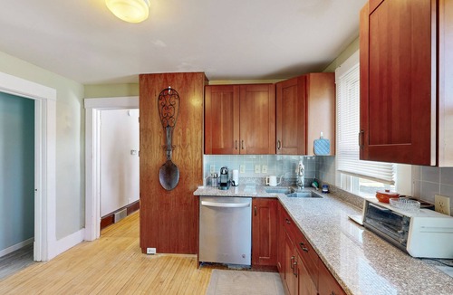 Midway House | Conveniently located home with full kitchen and washer/dryer