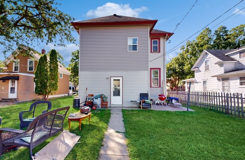 Midway House | Conveniently located home with full kitchen and washer/dryer