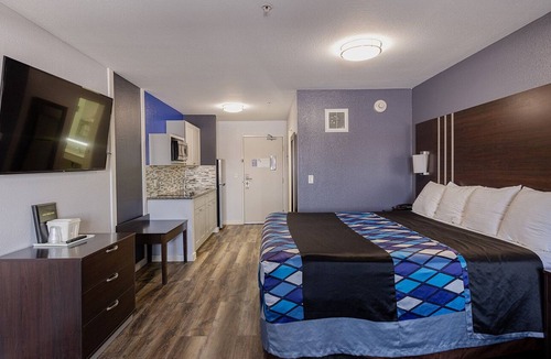Inver Grove Heights House | Coratel IGH - 1 King Suite with Kitchenette NS (Oversized)