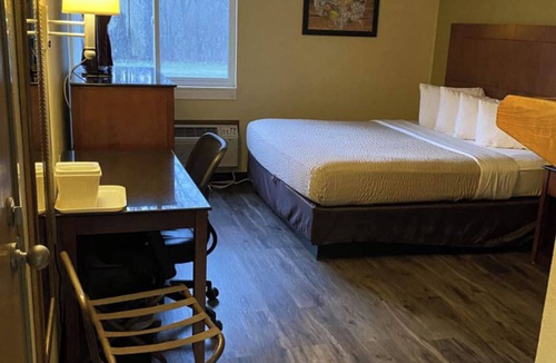 River Falls Hotel | Coratel Inn and Suites By Jasper Riverfalls - Standard 2 Queen Bed NS