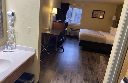 River Falls Hotel | Coratel Inn and Suites By Jasper Riverfalls - Standard 1 King Bed Non Smoking