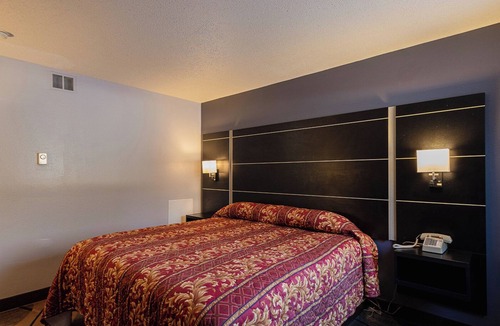 Hastings Hotel | Coratel Inn & Suites by Jasper Hastings - 1 King Bed Non Smoking