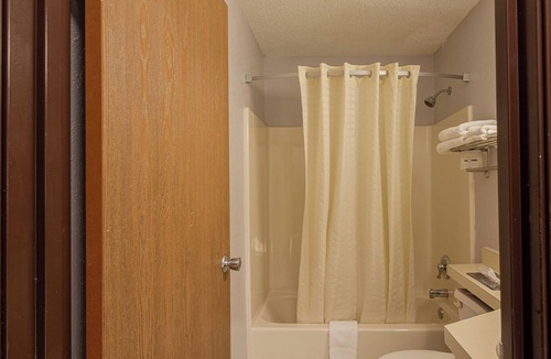 Hastings Hotel | Coratel Inn & Suites by Jasper Hastings - 1 King Bed Non Smoking
