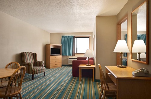 New Richmond Hotel | Coratel Inn & Suites New Richmond - 2 Queen Bed Non-Smoking