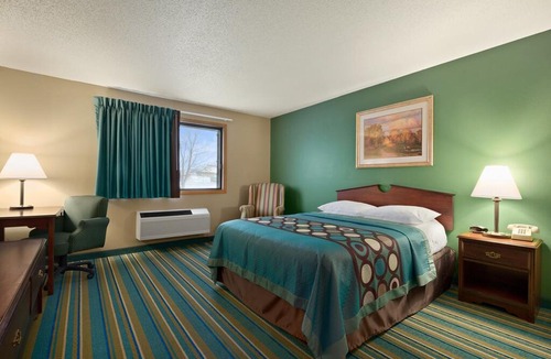 New Richmond Hotel | Coratel Inn & Suites New Richmond - Comfort 1 King Bed Non-Smoking