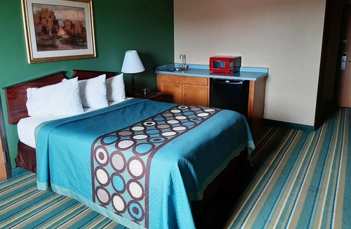 New Richmond Hotel | Coratel Inn & Suites New Richmond-Comfort 1 Queen Bed with Kitchenette NS