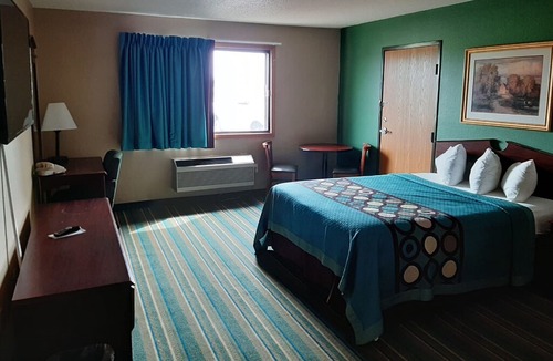 New Richmond Hotel | Coratel Inn & Suites New Richmond-Comfort 1 Queen Bed with Kitchenette NS