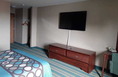 New Richmond Hotel | Coratel Inn & Suites New Richmond-Comfort 1 Queen Bed with Kitchenette NS