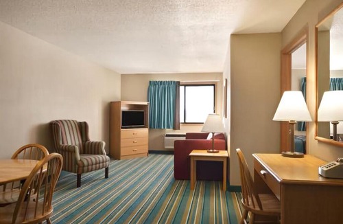 New Richmond Hotel | Coratel Inn & Suites New Richmond-Comfort 1 Queen Bed with Kitchenette NS