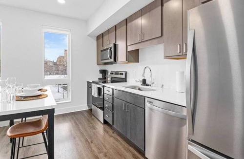 Riverview Apartment | Cordelle 320 · Skyline View 1 Bed - Pool, Gym, Arcade