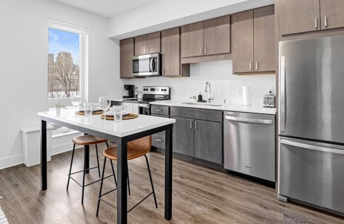 Riverview Apartment | Cordelle 524 · Retro 1 Bed - Pet Friendly, Gym, Pool