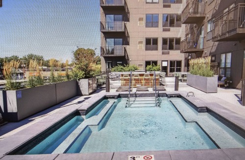 Merriam Park Apartment | Corner Unit with Views!10 mins to either Downtown!