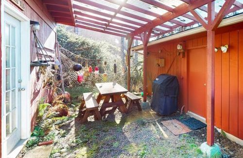 Yachats House | Cottage with Panoramic Ocean Views in Quiet Area - Dogs OK