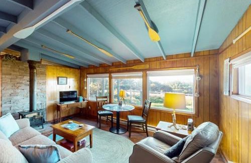 Yachats House | Cottage with Panoramic Ocean Views in Quiet Area - Dogs OK