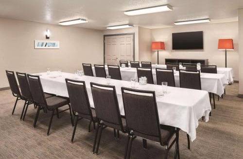 Cottage Grove Hotel | Country Inn & Suites by Radisson, Cottage Grove, MN