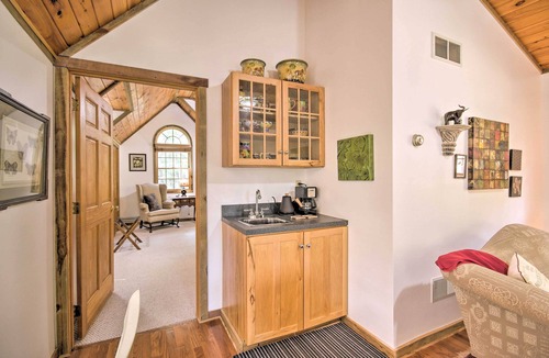 Berkeley Springs Cabin | Couples Cabin - 5 Mi to DT Berkeley Springs!