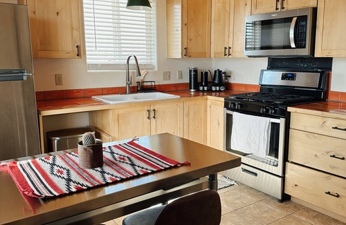 El Prado House | Couples getaway in cozy casita! Taos mountain Views!