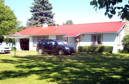 Swanton Cottage | Cozi 3 bedroom Lakefront Cottage with Private Beach
