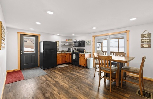 Remsen House | Cozy 1 Bedroom Lakehouse- Adjacent from Hinkley