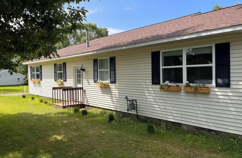 Potsdam Apartment | Cozy 2-bdrm in village of Potsdam. Walk to downtown, directly on the river.