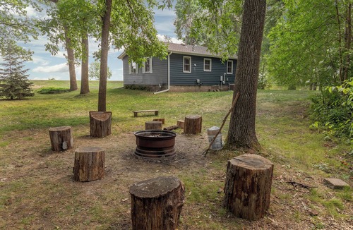 Garrison Cabin | Cozy 2-bedroom lakeside cabin with game room near Casino-Pet Friendly