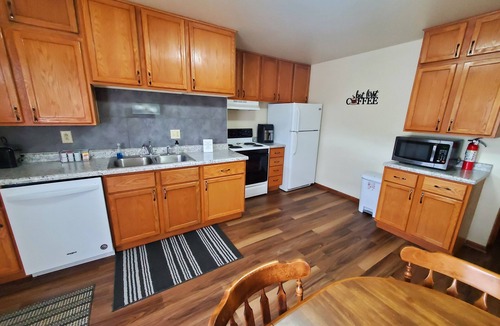 Eau Claire Condo | Cozy 3-bedroom condo with AC and WiFi in enjoyable Eau Claire