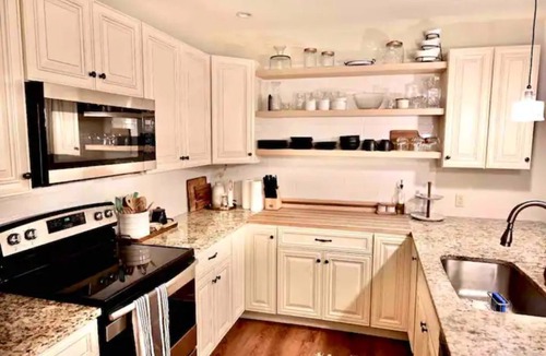 Wolcott House | Cozy 4BR Cottage, pond, firepit, 20 min to Stowe!