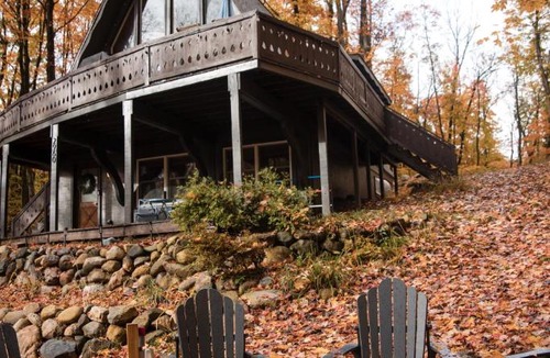 Bellaire House | Cozy A-FrameKing BedGolfFire PitSchuss