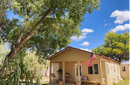 San Ysidro House | Cozy Adobe ~ 20 minutes to the Mountains or the City!