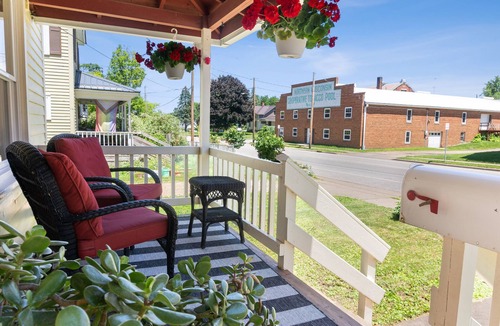 Viroqua House | Cozy and charming. Your home away from home in the heart of Viroqua.