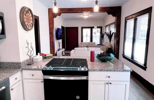 Minneapolis House | Cozy and Modern 4 bedroom 1 Bathroom McKinley Homenn
