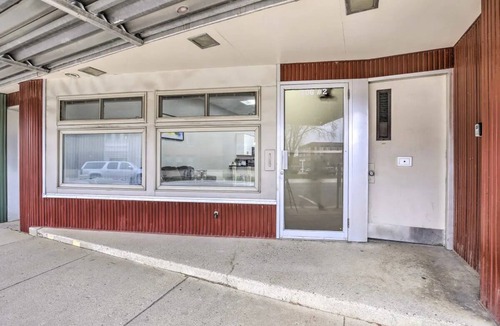Albert Lea Apartment | Cozy apartment next to Fountain lake, hospital and downtown restaurants.