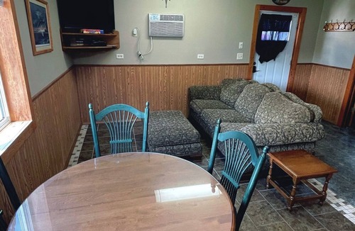 Vernon County Cabin | Cozy cabin in adorable Genoa with AC, WiFi pet friendly and close the river.