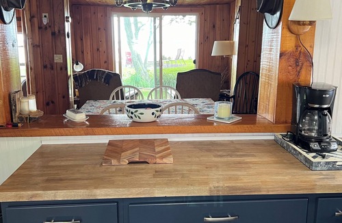Champlain Cabin | Cozy cabin with panoramic lake views, quiet area, perfect for the family!