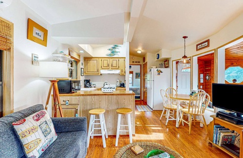 Brookings Cabin | Cozy cabin with sunroom, deck, grill and private hot tub