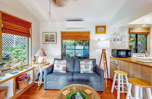 Brookings Cabin | Cozy cabin with sunroom, deck, grill and private hot tub