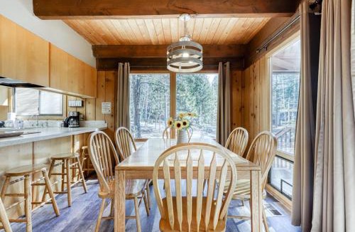 Overlook Park House | Cozy cabin with three decks EV charger & SHARC Passes - dog-friendly