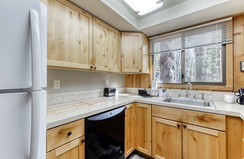 Overlook Park Cabin | Cozy cabin with three decks, EV charger, & SHARC Passes - dog-friendly