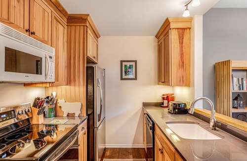 Warren Condo | Cozy Condo w/Hot Tubs, Tennis, & Three Pools - Near the Slopes & Golf
