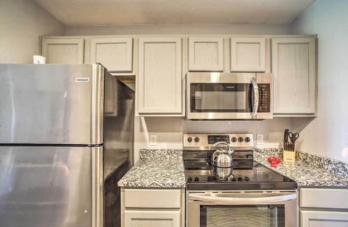 Branson Apartment | Cozy Condo w/Pool Access in the Heart of Branson!