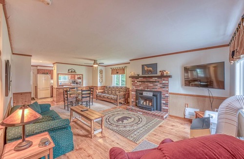 North Woodstock Apartment | Cozy Condo- Walk to Restaurants! AC & Walkable!