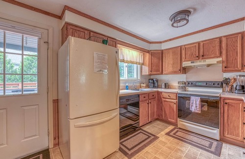 North Woodstock Apartment | Cozy Condo- Walk to Restaurants! AC & Walkable!