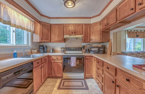 North Woodstock Apartment | Cozy Condo- Walk to Restaurants! AC & Walkable!