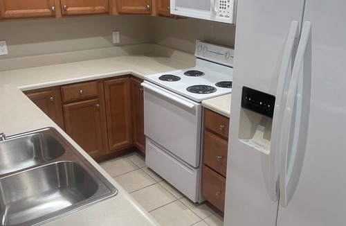 Auburn House | Cozy “Cord” 2-bedroom, 1 bath home with central AC in Auburn