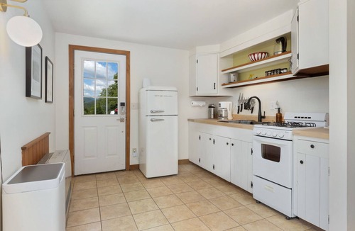 Rochester Cottage | Cozy cottage near Killington & Sugarbush