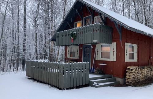 Bessemer Ski Chalet | Cozy creekside cabin near Big Powderhorn's Lift #1 & Recreational Trail #2!